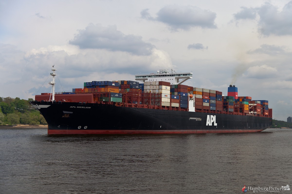 Die APL Merlion auf dem Weg zum Liegeplatz im Hamburger Hafen. IMO 9632014,
Länge 369m, Breite 51m, Kapazität 14000Teu.
Am 08.05.2015