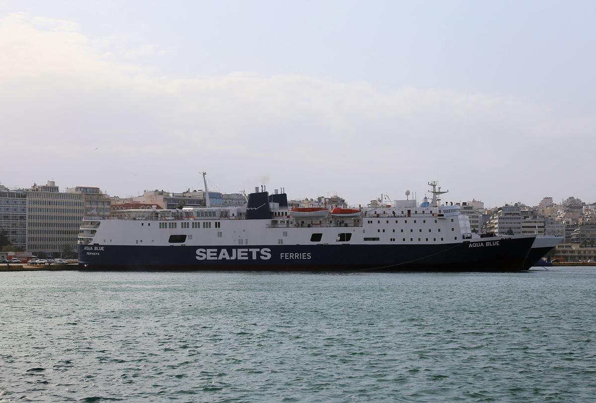 Die Aqua Blue von Seajets Ferries lag am 4.3.2020 im Hafen von Piräus.