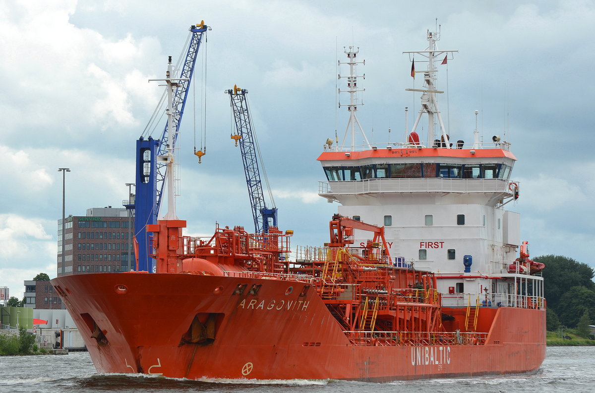 Die Aragonith IMO-Nummer:9164081 Flagge:Zypern Länge:93.0m Breite:15.0m Baujahr:1999 Bauwerft:Aarhus Flydedok,Aarhus Dänemark am 18.06.16 im Nord-Ostsee-Kanal bei Rendsburg aufgenommen