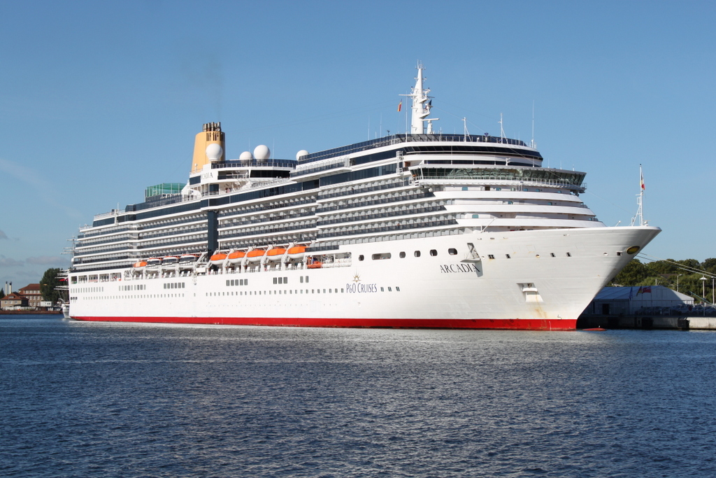 Die Arcadia der Reederei P&O Cruises lag am morgen auf ihrem Weg von Helsinki nach Burges im Hafen von Warnemnde.09.08.2015