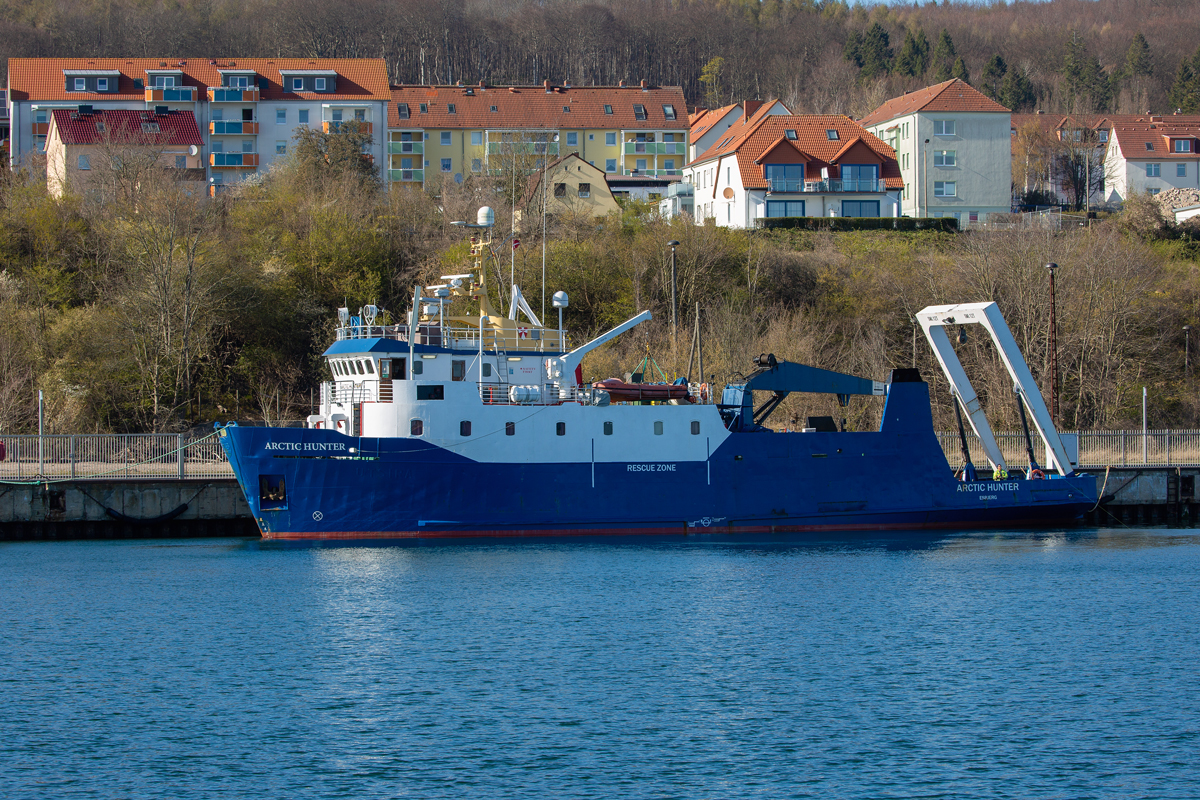 Die ARCTIC HUNTER der ARCTIC OFFSHORE ApS liegend im Sassnitzer Hafen. - 09.04.2020