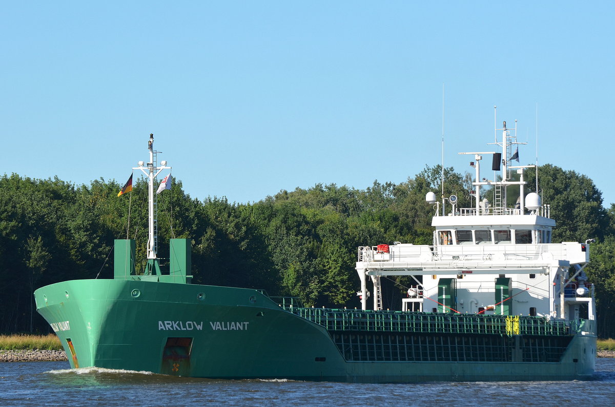 Die Arklow Valiant IMO-Nummer:9772541 Flagge:Niederlande Länge:87.0m Breite:15.0m Baujahr:2016 Bauwerft:Bodewes Shipyard,Hoogezand Niederlande an der Weiche Fischerhütte im Nord-Ostsee-Kanal aufgenommen am 29.06.18