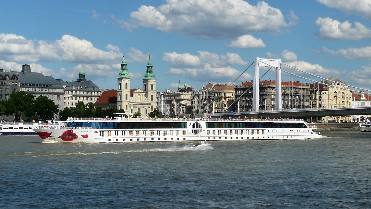 Die  Arosa Riva  vor der Elisabeth-Brücke auf der Donau in Budapest, 18.6.16 