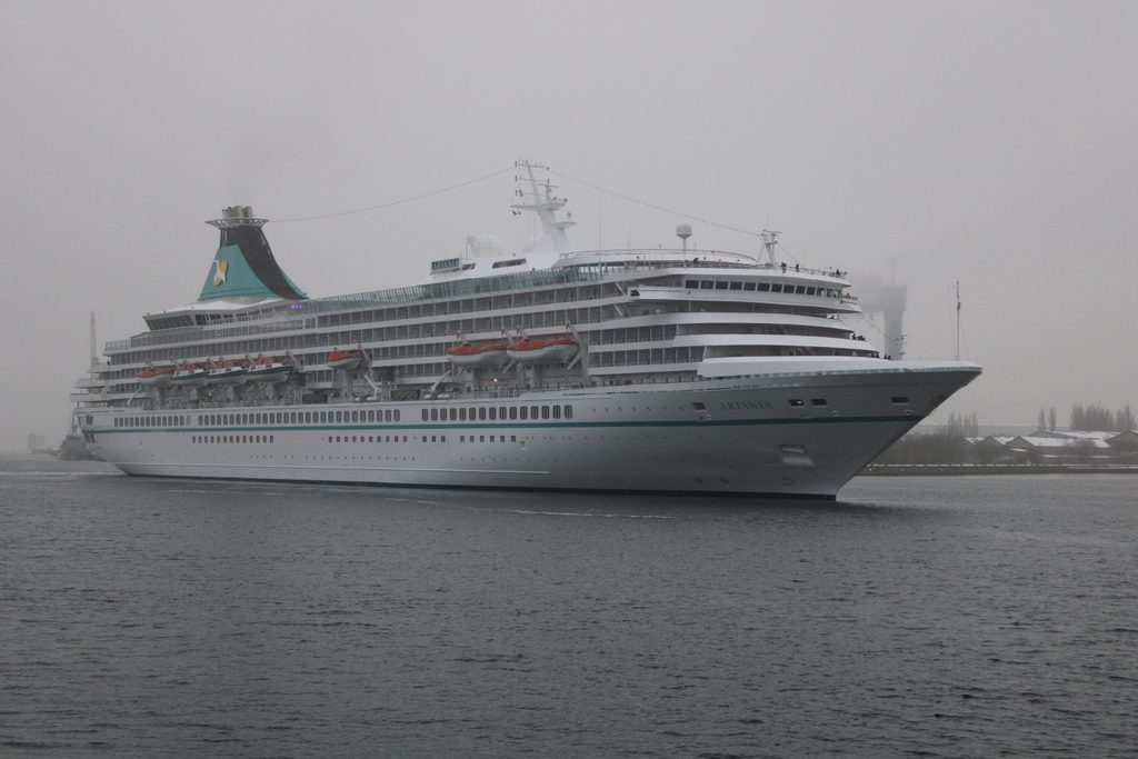 Die Artania auf ihrem Seeweg von Bremerhaven nach Hamburg am Mittag des 09.12.2023 bei dichten Nebel in Warnemünde.