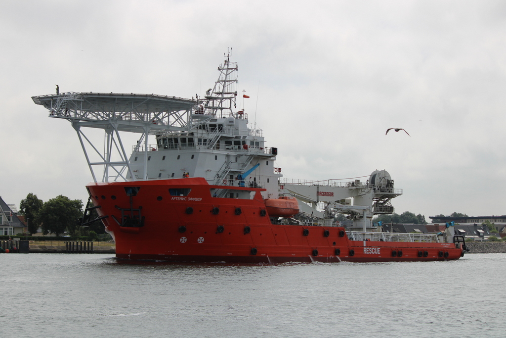 Die ARTEMIS OFFSHOR inklusive Möwe am 17.07.2021 in Warnemünde.