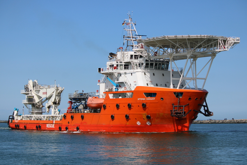 Die ARTEMIS OFFSHORE auf ihrem Seeweg von Kaliningrad nach Rostock-Seehafen beim Einlaufen am 08.05.2021 in Warnemünde.