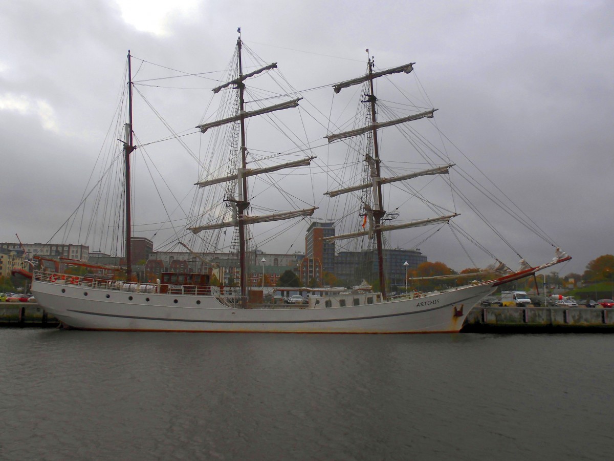 Die  Artemis  im Rostocker Stadthafen im Oktober 2013