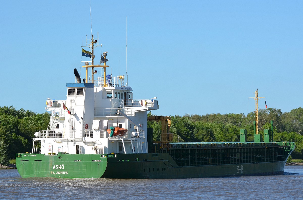 Die Askö IMO-Nummer:9333450 Flagge:Antigua und Barbuda Länge:90.0m Breite:15.0m  Baujahr:2005 Bauwerft:Bodewes Shipyard,Hoogezand Niederlande an der Weiche Fischerhütte im Nord-Ostsee-Kanal aufgenommen am 06.06.15