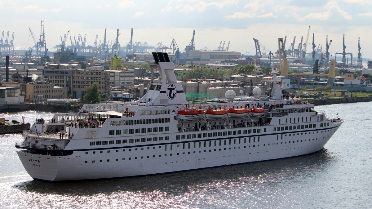 Die Astor am 12.2013 bei der Ausfahrt aus dem Hafen von Hamburg.