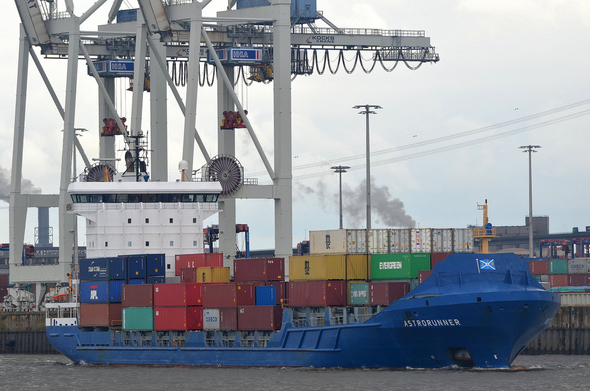 Die Astrorunner ex. Transjorund IMO-Nummer:9349227 Flagge:Zypern Länge:142.0m Breite:20.0m Baujahr:2007 Bauwerft:IHDA Shipbuilding Service,Krimpen aan de Lek Niederlande auslaufend aus Hamburg am 10.05.19