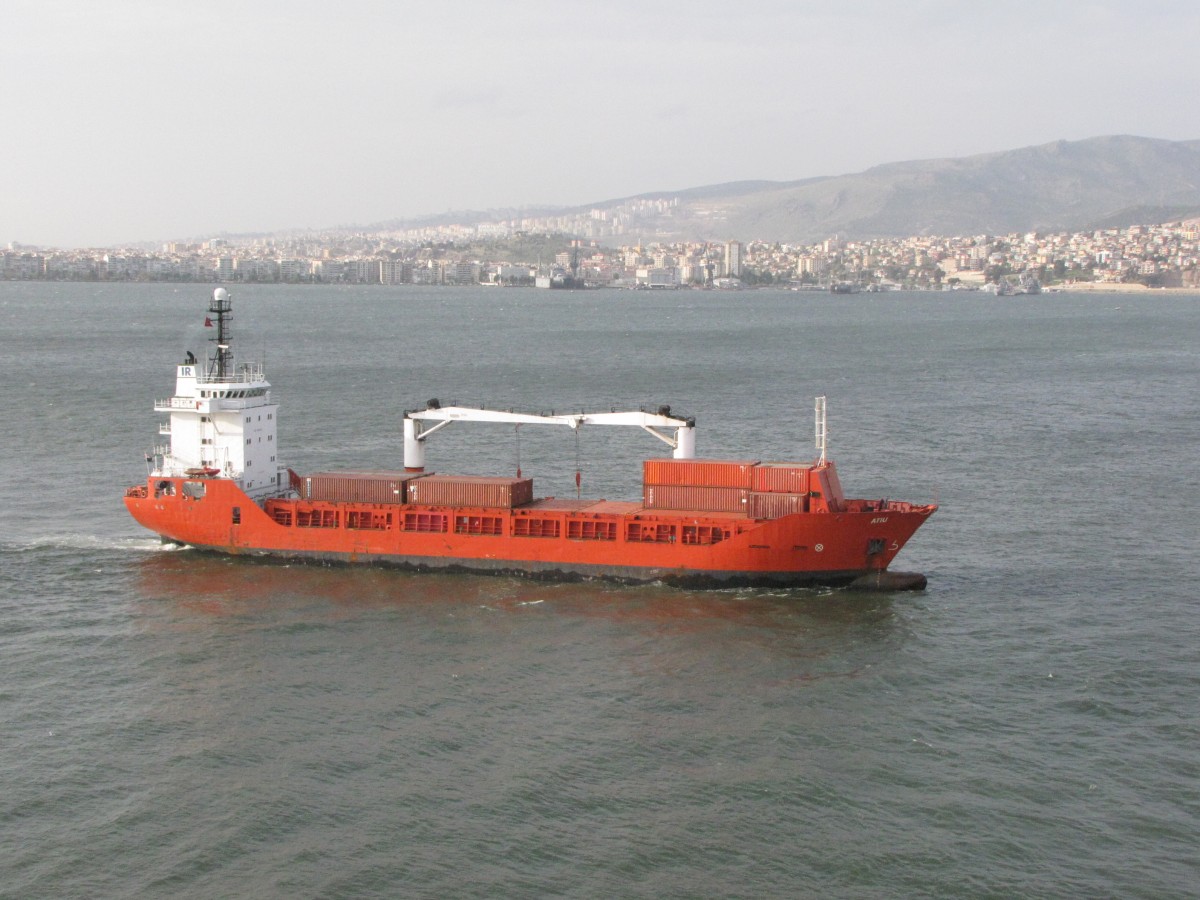 Die ATIU ist ein Containerschiff und fährt unter der Flagge von Cook Islands (IMO: 8820937, MMSI: 518258000). Hier bei der Einfahrt in den Hafen von Izmir am 09.11.2010