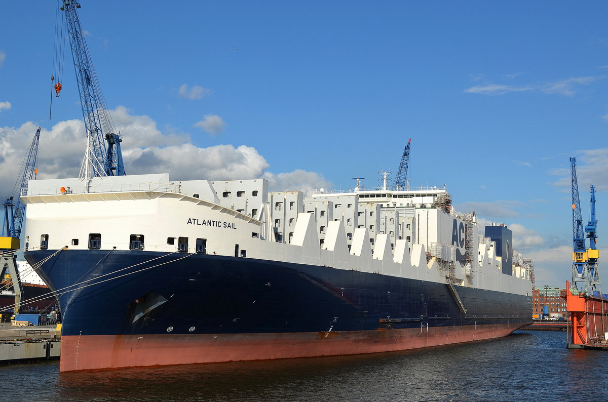 Die Atlantic Sail IMO-Nummer:9670585 Flagge:Großbritannien Länge:296.0m Breite:37.0m Baujahr:2016 Bauwerft:Hudong-Zhonghua Shipbuilding,Shanghai China im Hamburger Hafen am 26.04.17