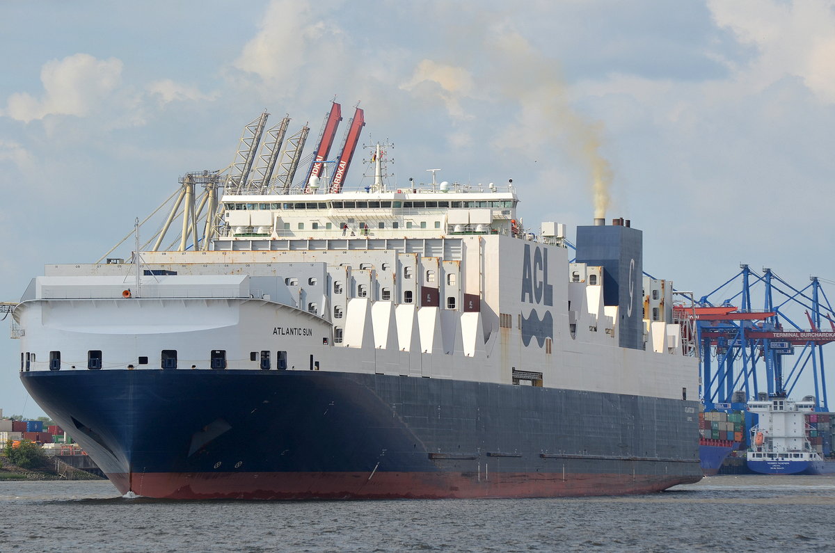 Die Atlantic Sun IMO-Nummer:9670614 Flagge:Großbritannien Länge:296.0m Breite:37.0m Baujahr:2015 Bauwerft:Hudong-Zhonghua Shipbuilding,Shanghai China in den Hamburger Hafen einlaufend am 21.08.19