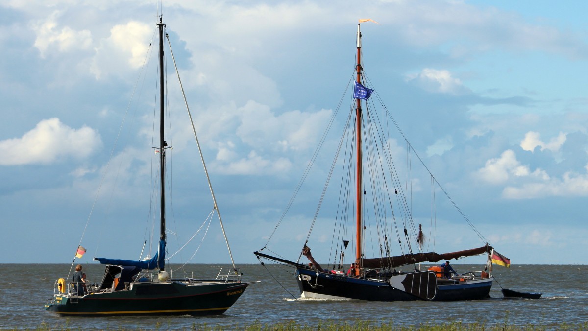 Die Auguste und die Woodstock am 15.08.2014 bei der Ein.- und Ausfahrt aus dem Hafen von fedderwardersiel.