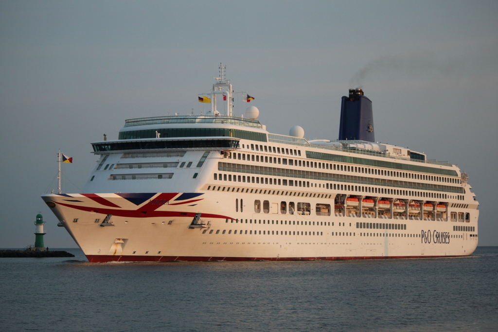 Die Aurora der Reederei P&O Cruises auf ihrem Seeweg von Stockholm nach Southampton beim Einlaufen gegen 05:40 Uhr in Warnemünde.24.05.2019