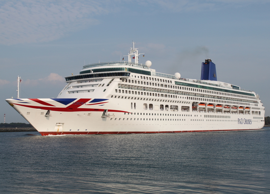 Die Aurora der Reederei P&O Cruises bei Auslaufen am Abend des 24.05.2019 in Warnemünde mit Ziel Southampton.