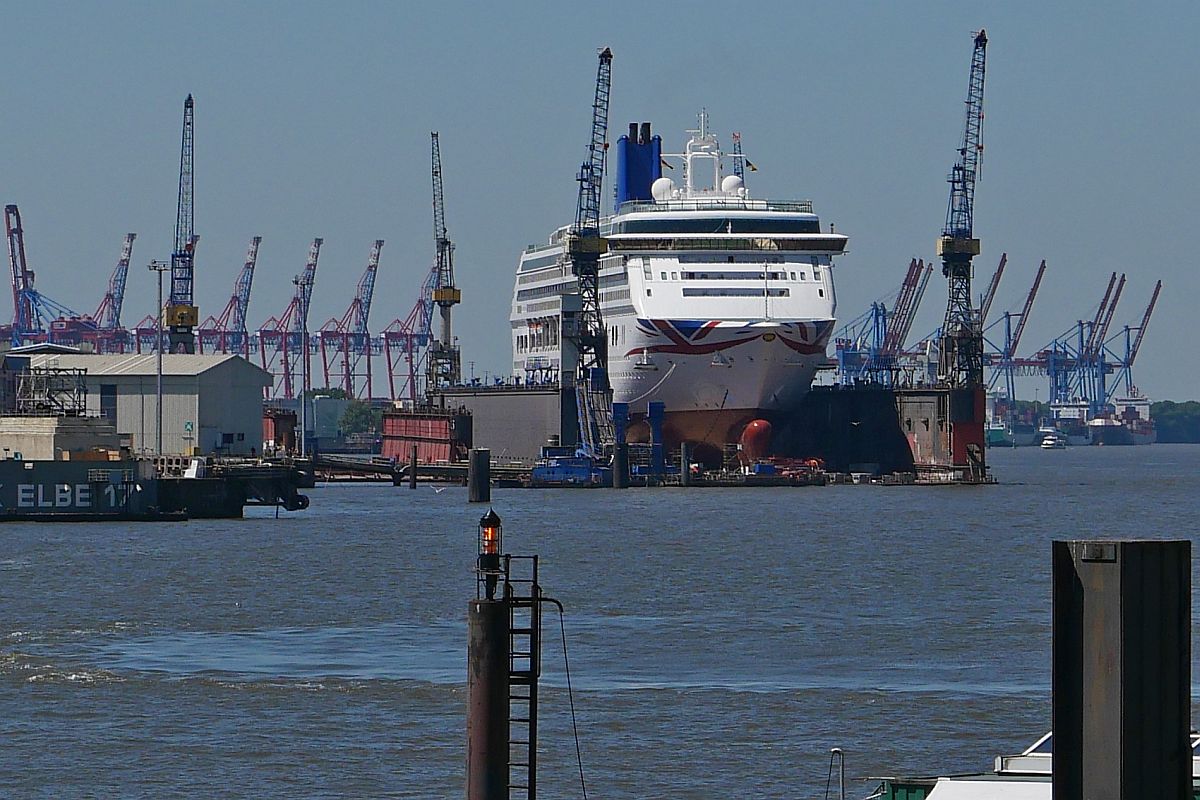Die AURORA der Reederei P&O CRUISES, die im Jahr 2000 von der Meyer Werft abgeliefert wurde, am 23.06.2022 in Dock 11 von Blohm + Voss in Hamburg