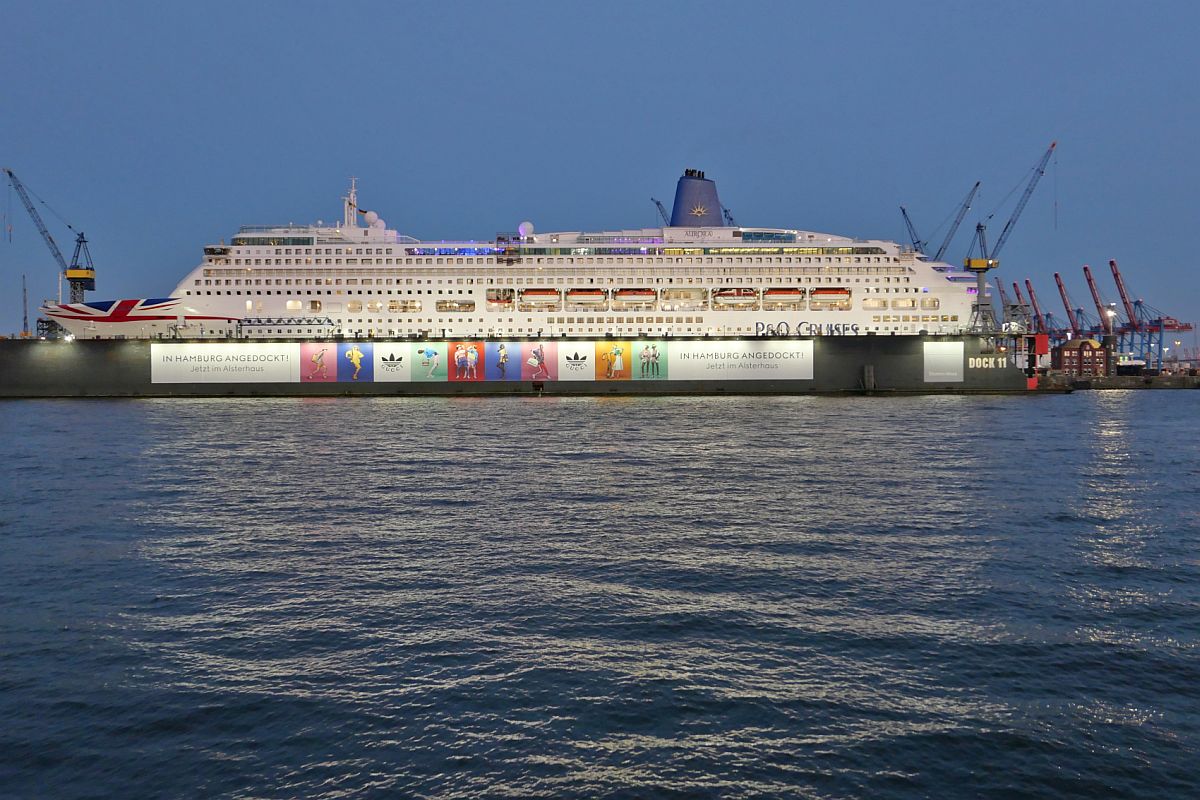 Die AURORA der Reederei P&O CRUISES, die im Jahr 2000 von der Meyer Werft abgeliefert wurde, am 23.06.2022 in Dock 11 von Blohm + Voss in Hamburg