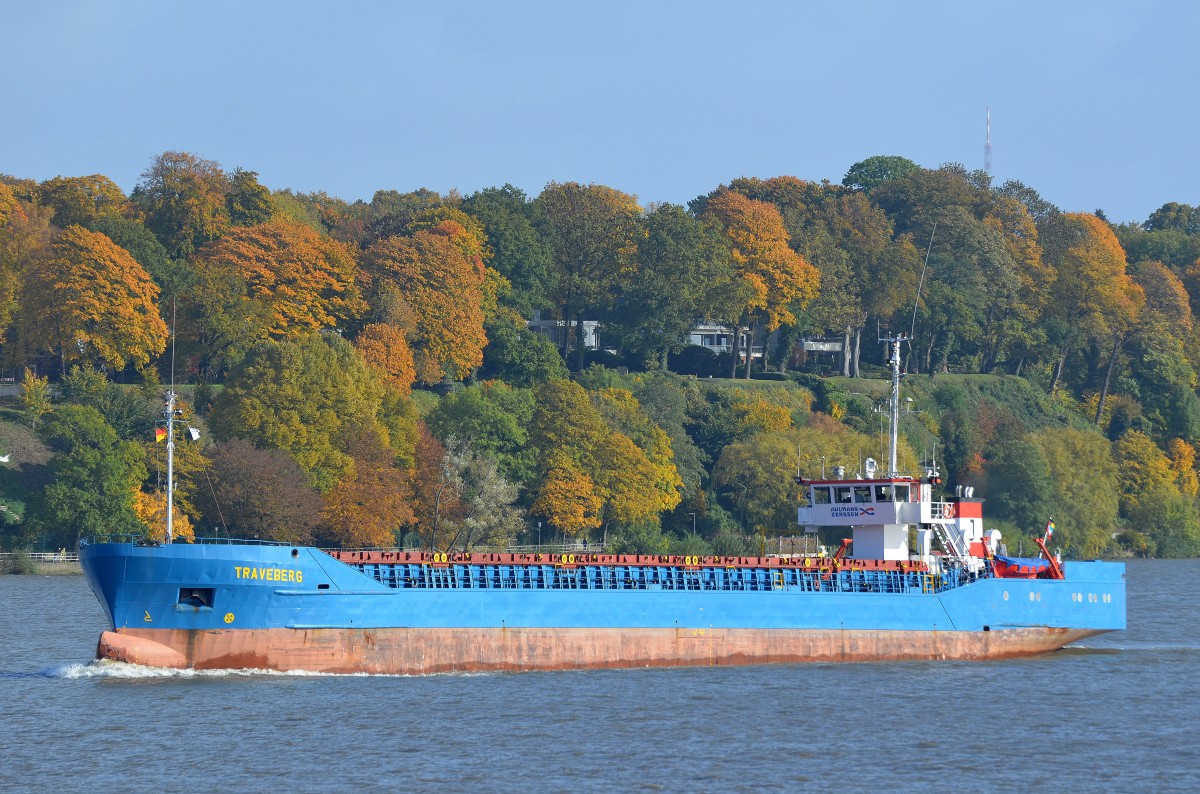 Die aus Hamburg auslaufende Traveberg IMO-Nummmer:8104541 Flagge:Antigua und Barbuda Länge:88.0m Breite:11.0m Baujahr:1981 Bauwerft:Sietas,Hamburg Deutschland aufgenommen vom Rüschpark in Finkenwerder am 23.10.15