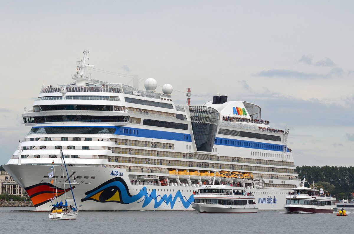 Die aus Warnemünde auslaufende AIDAmar IMO-Nummer:9490052 Flagge:Italien Länge:253.0m Breite:36.0m Baujahr:2012 Bauwerft:Meyer Werft,Papenburg Deutschland aufgenommen am 09.07.16