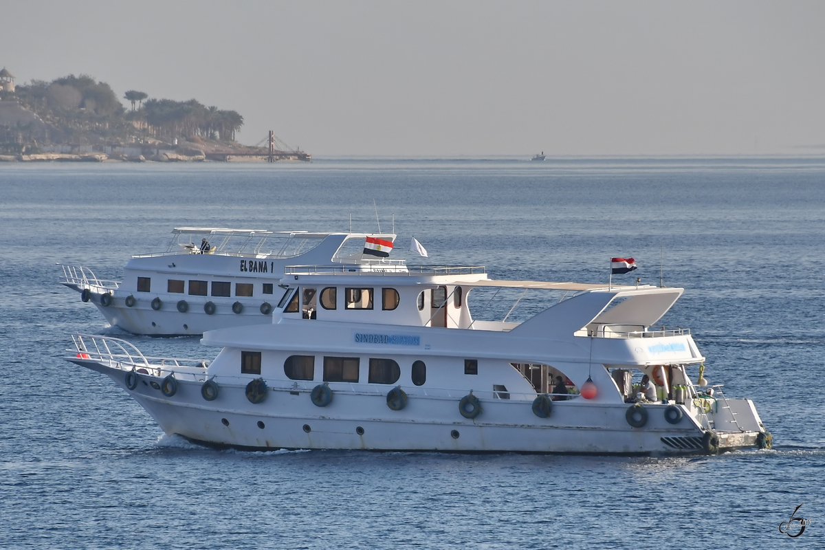 Die Ausflugsboote  Sindbad Sharm  &  El Bana 1  auf dem Roten Meer. (Scharm El-Scheich, Dezember 2018)