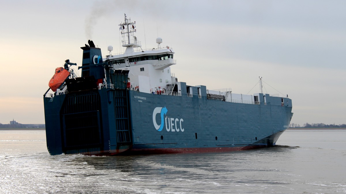 Die Autoprogress am 10.02.2014 auf dem Weg zur Weser vor Bremerhaven.