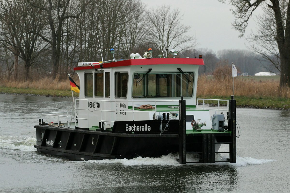 Die Bacherelle (05038740 , 13,06 x 3,82) befuhr am 15.01.2018 den Sacrow-Paretzer-Kanal / UHW Höhe km 31-30 zu Berg.