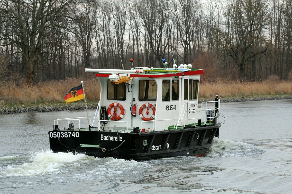 Die Bacherelle (05038740 , 13,06 x 3,82m) am 15.01.2018 auf dem Sacrow-Paretzer-Kanal / UHW zw. Havelkanalmündung und der A10 auf Bergfahrt.