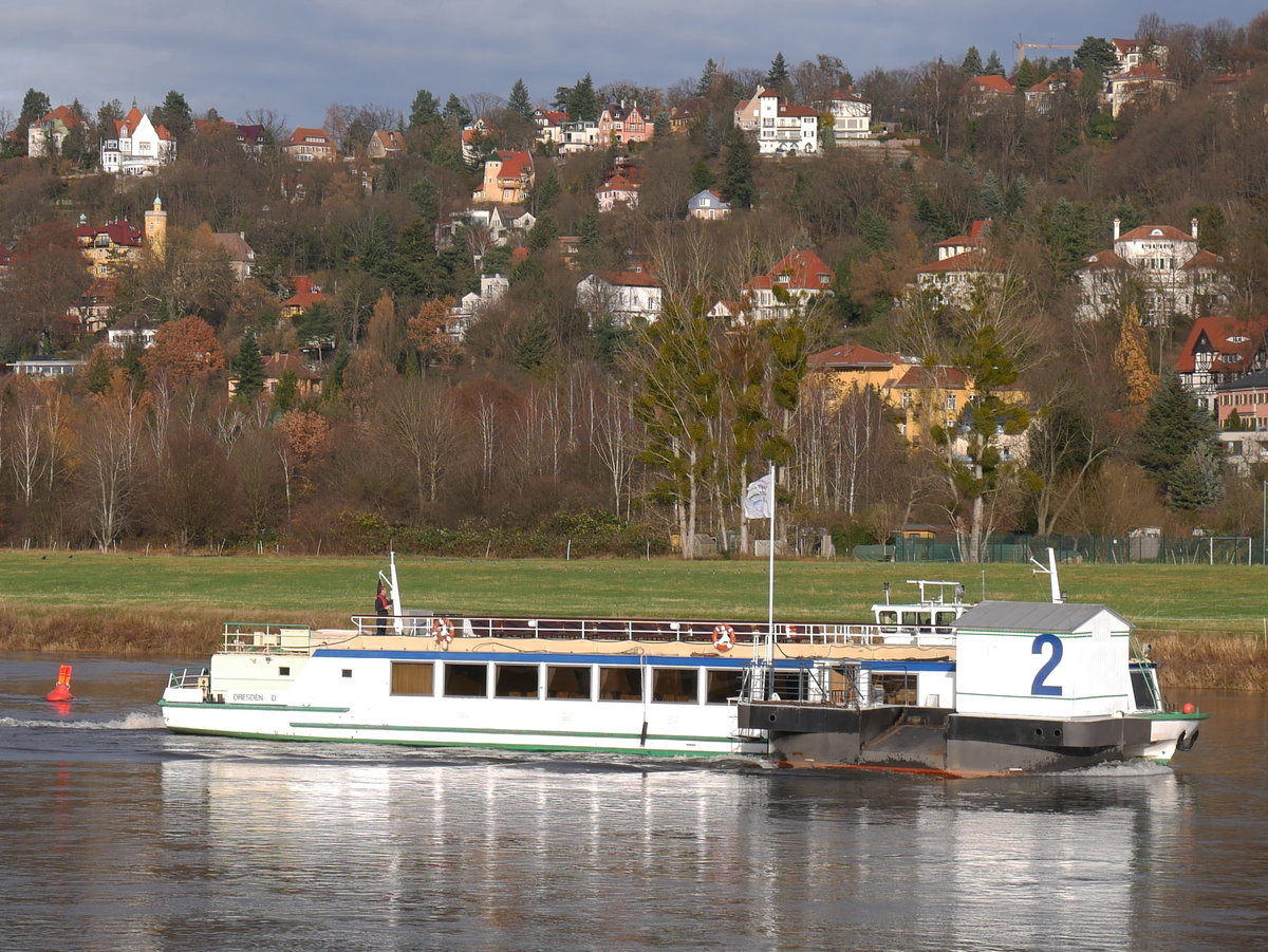 Die BAD SCHANDAU transportiert den Anleger Brücke 2 elbauf (wahrscheinlich zur Werft in Laubegast); vor Dresden-Wachwitz., 27.11.2017
