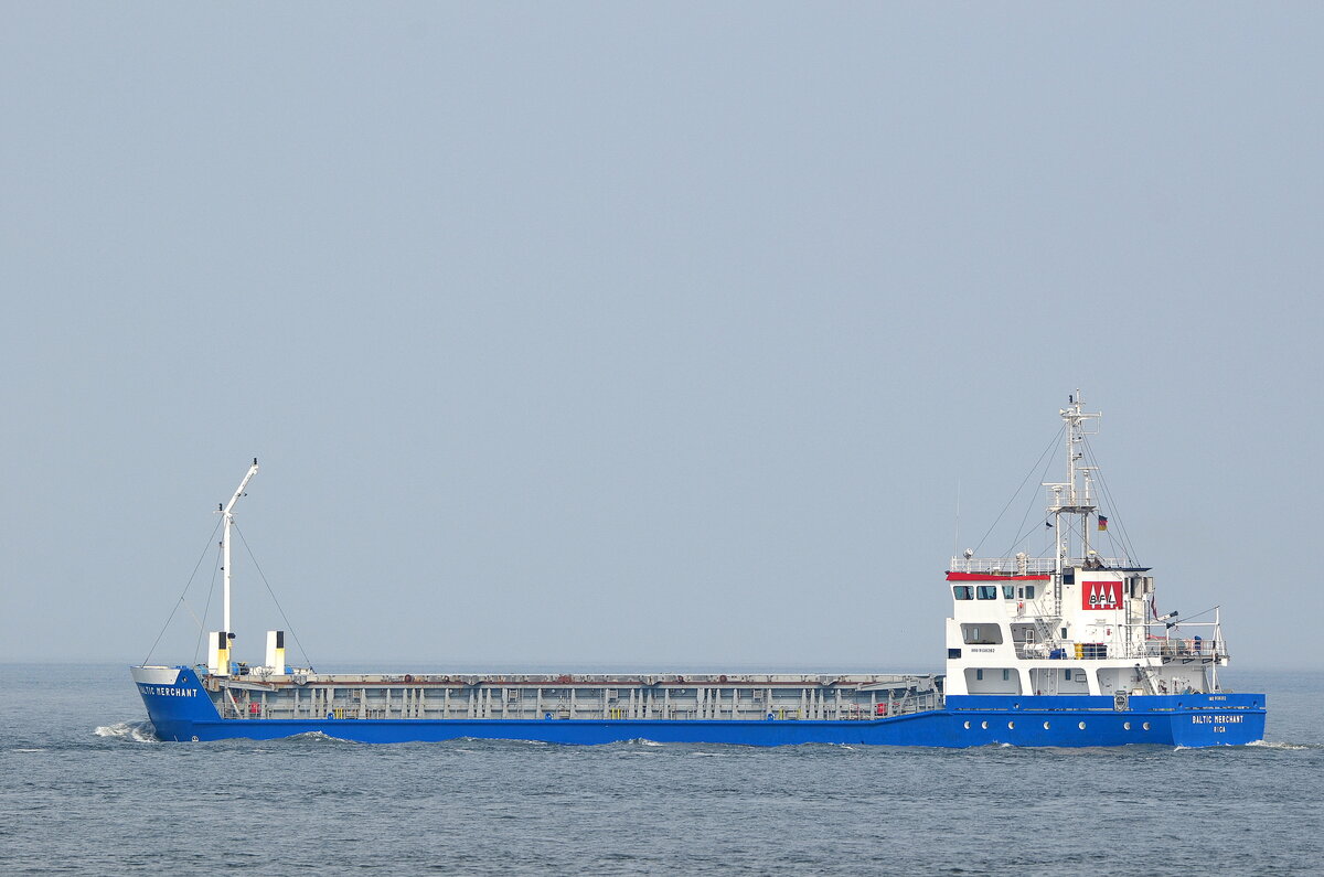 Die BALTIC MERCHANT IMO-Nummer:9138202 Flagge:Lettland ex. Gibraltar Länge:82.0m Breite:12.0m Baujahr:1997 Bauwerft:Onega Arminius Shipbuilding,Petrosawodsk Russland am 26.08.22 vor Cuxhaven.