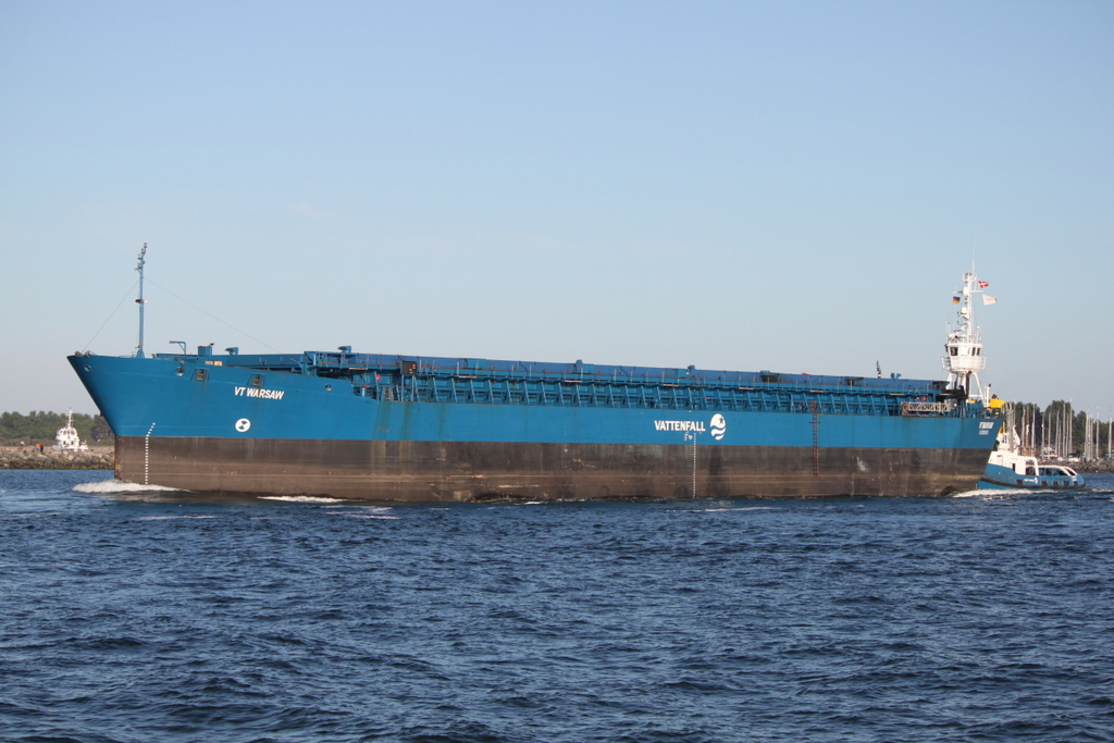 die Barge VT WARSAW von Rostock-Überseehafen nach Ensted beim Auslaufen am Abend des 25.05.2018 in Warnemünde.