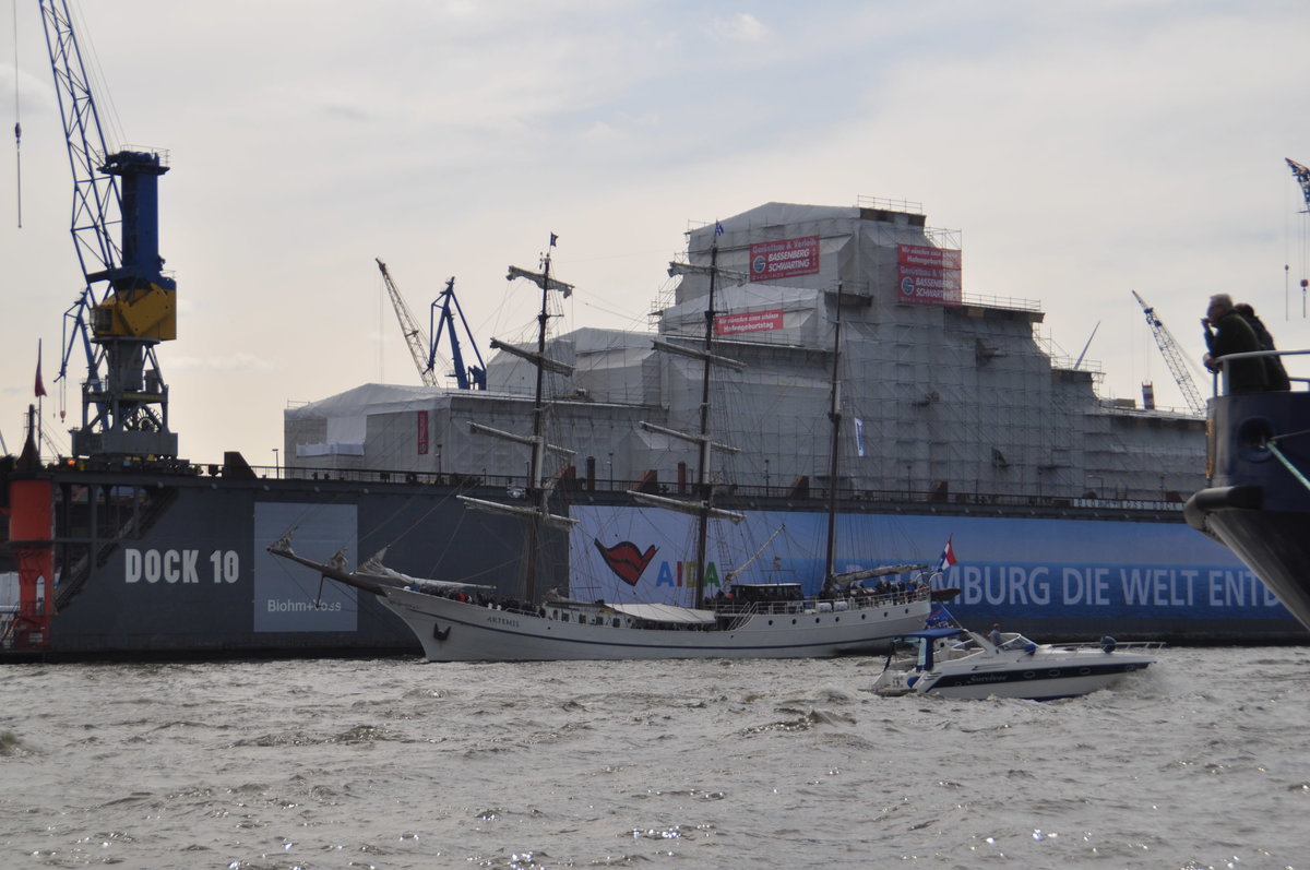 Die Bark Artemis* aufgenommen auf dem Hafenfest in Hamburg am 11.05.2019 -im Hintergrund eingepackt die Superjacht  Octupus 
*Die Dreimastbark Artemis strahlt große Seefahrertradition aus. Das Schiff wurde 1926 in Norwegen für den Walfang gebaut und später zwischen Asien und Südamerika als Frachtschiff eingesetzt. Zum Ruhm der niederländischen Segelflotte segelt die Artemis seit 2001 wieder auf europäischen Gewässern!(https://www.tallship-company.de/accommodatie/9874/bark-artemis/)