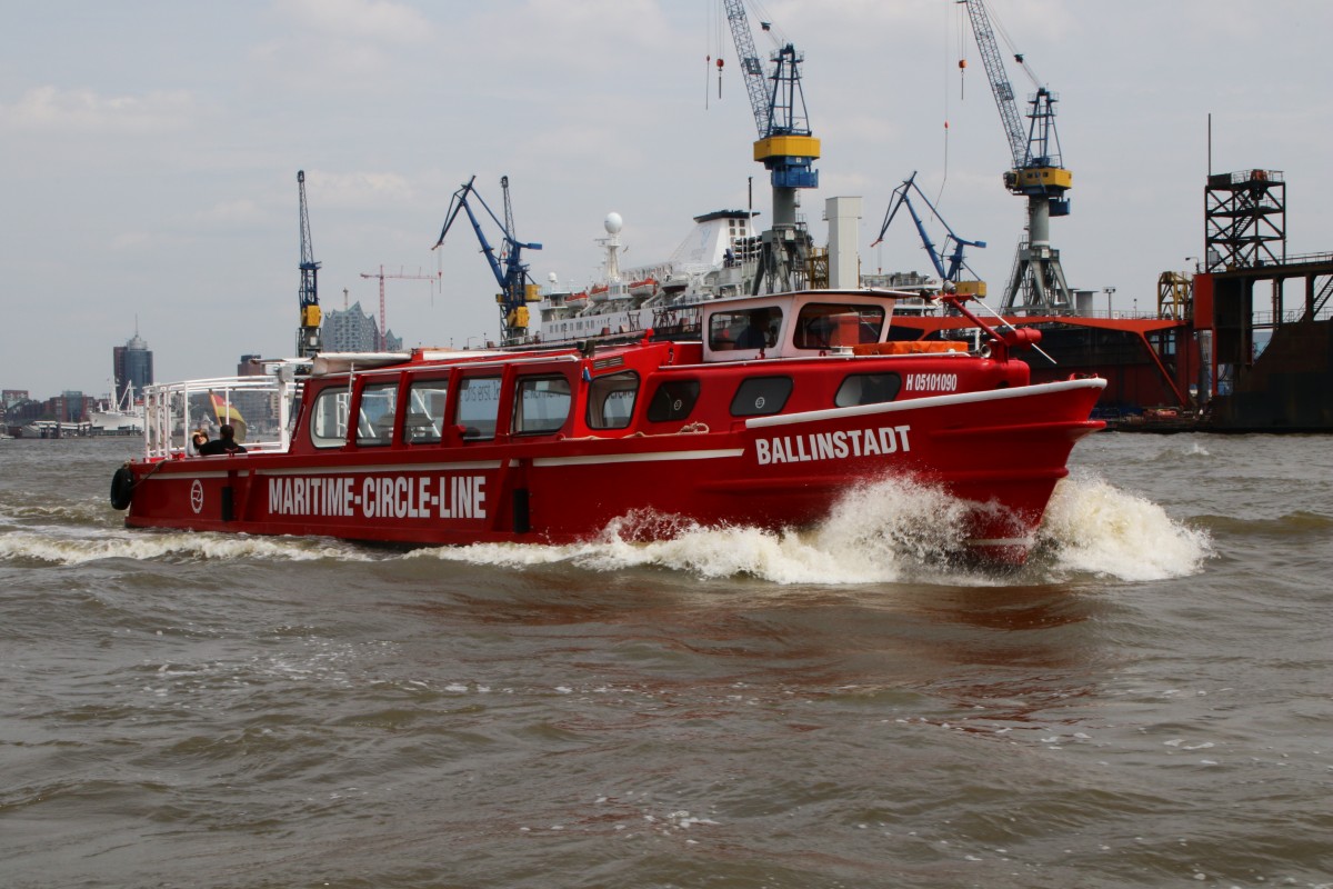 Die Barkasse  Ballinstadt  auf Tour durch den Hamburger Hafen am 17.06.2015...