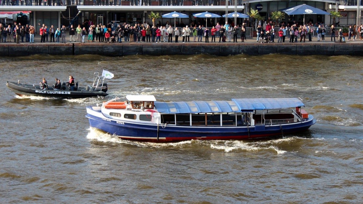Die Barkasse Nina am 12.05.2013 auf der Elbe vor Hamburg.