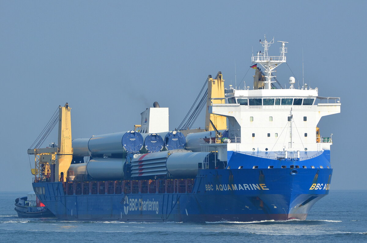 Die BBC AQUAMARINE IMO-Nummer:9504736 Flagge:Antigua und Barbuda Länge:154.0m Breite:23.0m Baujahr:2012 Bauwerft:Jiangxi Jiangzhou Union Shipbuilding,Rui Chang China am 26.08.22 vor Cuxhaven.