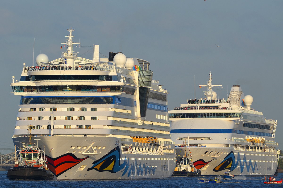 Die beiden Kussmünder AIDAluna IMO-Nummer:9334868 Flagge:Italien Länge:252.0m Breite:38.0m Bauajahr:2009 Bauwerft:Meyer Werft,Papenburg Deutschland vorne und AIDAvita IMO-Nummmer:9221554 Flagge:Italien Länge:203.0m Breite:28.0m Baujahr:2002 Bauwerft:Aker MTW,Wismar Deutschland hinten auslaufend aus Hamburg am 10.05.19