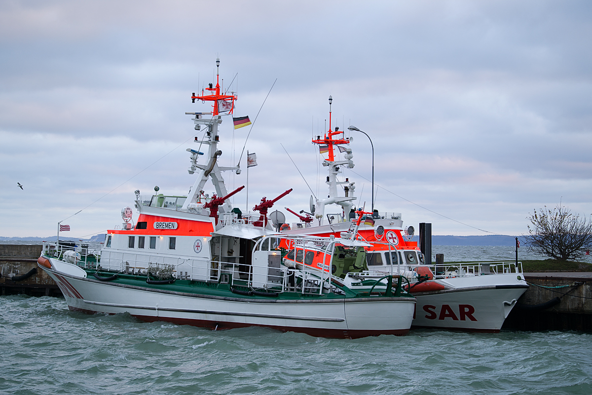 Die beiden SAR Seenotkreuzer BREMEN und NIS RANDERS im Sassnitzer Hafen. - 20.11.2018  