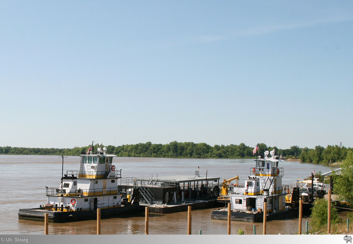 Die beiden Schubschiffe  Ergon  und  Scout  liegen in einen Hafen in Vicksburg, Mississippi / USA. Die Aufnahme entstand am 22. Mai 2016.