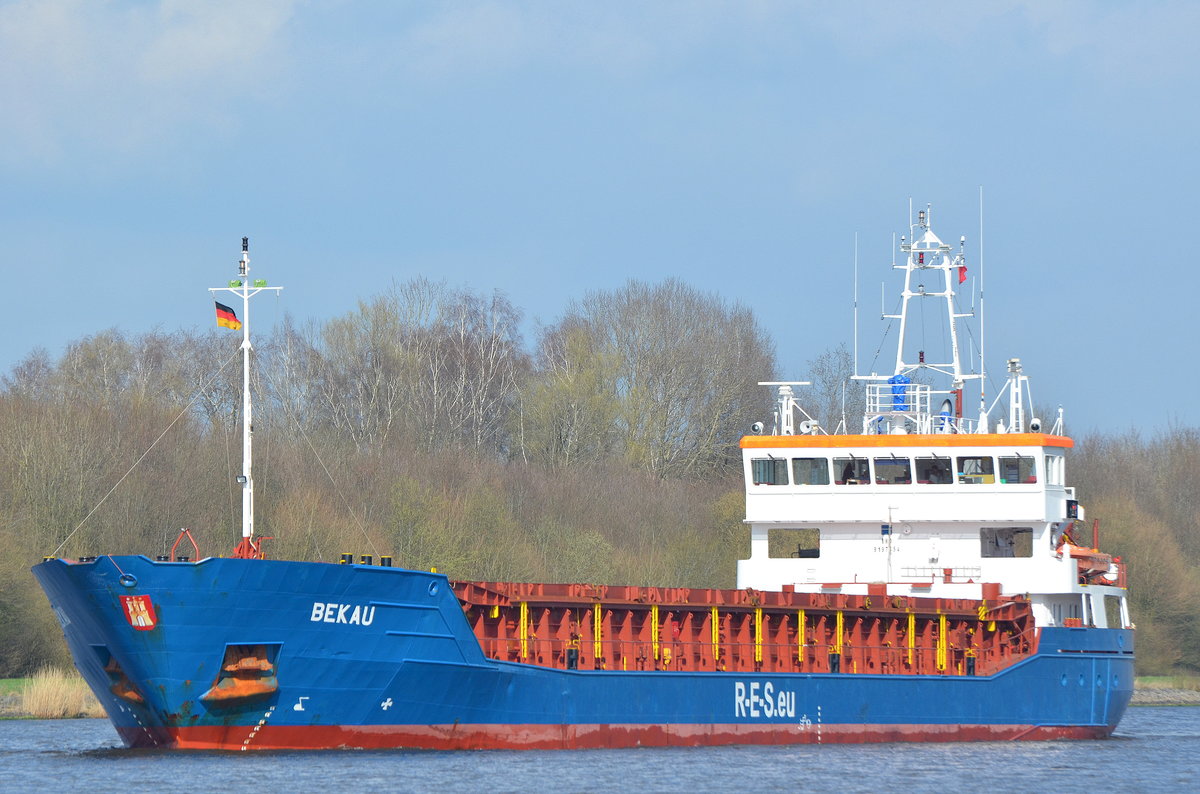 Die Bekau IMO-Nummer:9197454 Flagge:Antigua und Barbuda Länge:88.0m Breite:13.0m Baujahr:2005 Bauwerft:Slovenske Lodenice,Komarno Slowakei an der Weiche Fischerhütte im Nord-Ostsee-Kanal aufgenommen am 02.04.17