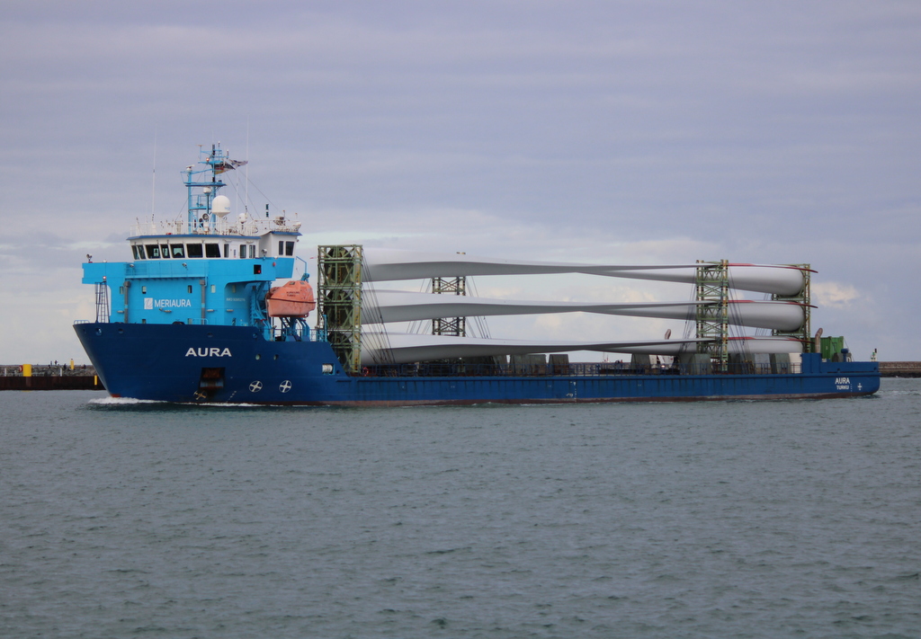 die beladene AURA auf ihrem Seeweg von Cuxhaven nach Rostock beim Einlaufen in Warnemünde.16.10.2021