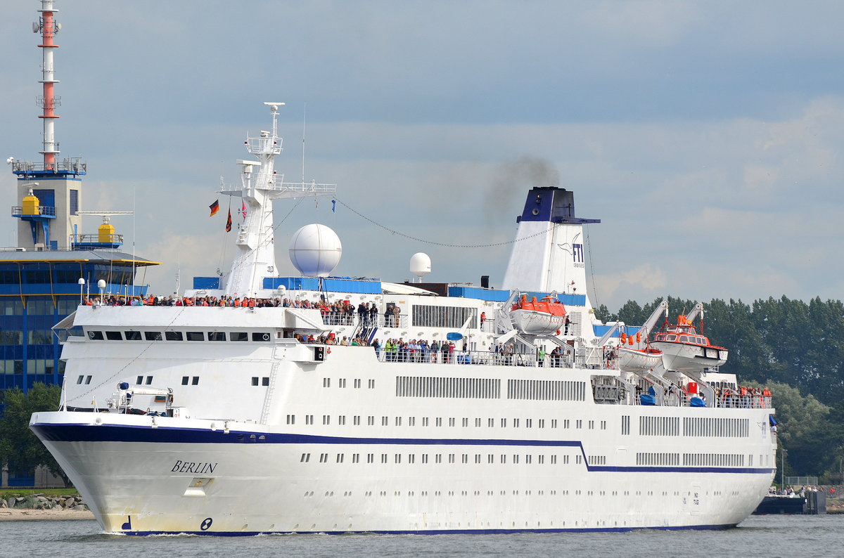 Die Berlin IMO-Nummer:7904889 Flagge:Malta Länge:140.0m Breite:18.0m Baujahr:1980 Bauwerft:Howaldtswerke-Deutsche Werft GmbH,Kiel Deutschland aus Warnemünde auslaufend am 09.07.16