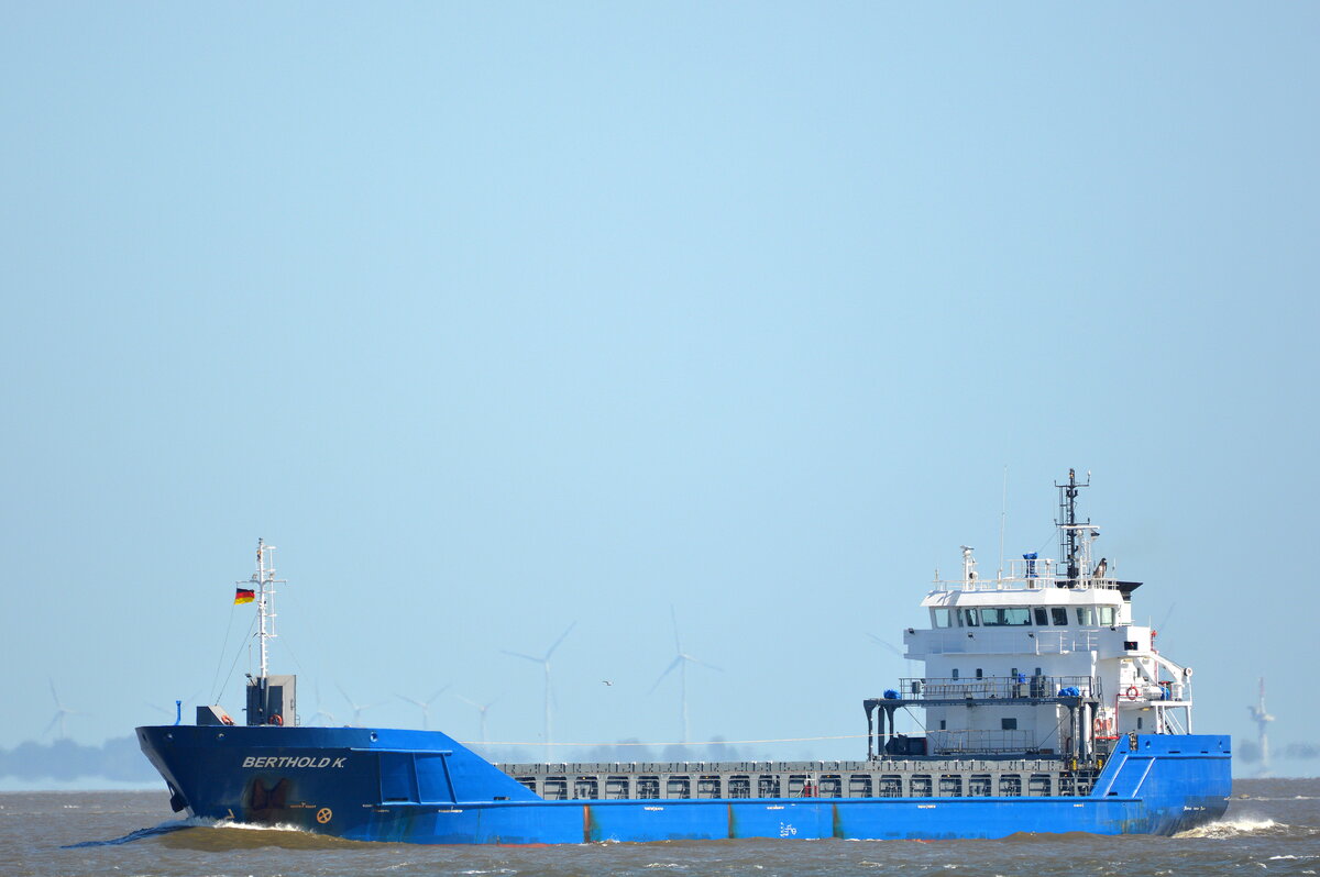 Die BERTHOLD K. ,St�ckgut- und Mehrzweckfrachter, IMO-Nummer:9374715 Flagge:Niederlande L�nge:90.0m Breite:15.0m Baujahr:2008 Bauwerft:Chowgule&Company,Loutulim Indien vor der Alten Liebe Cuxhaven am 25.06.26
