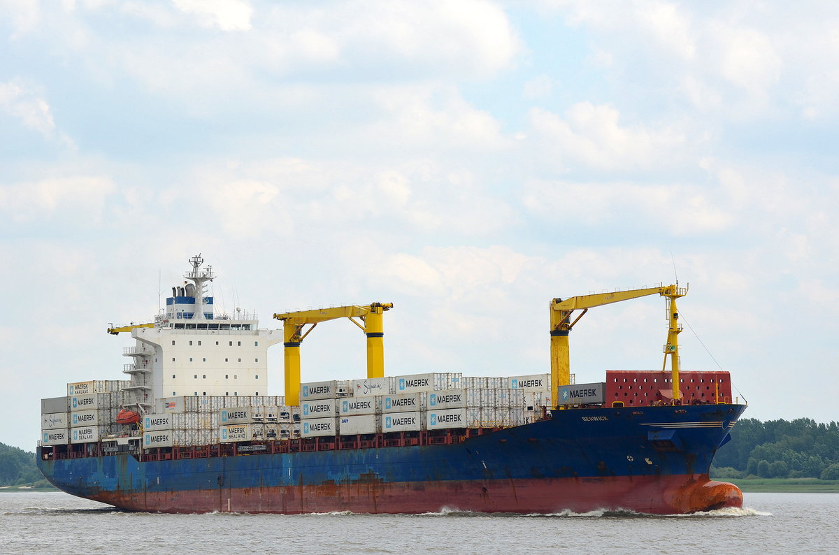 Die Berwick IMO-Nummer:9236638 Flagge:Marshallinseln Länge:198.0m Breite:30.0m Baujahr:2002 Bauwerft:STX Offshore&Shipbuilding,Gyeongsangnam-do Südkorea auslaufend aus Hamburg in Schulau aufgenommen am 27.06.16