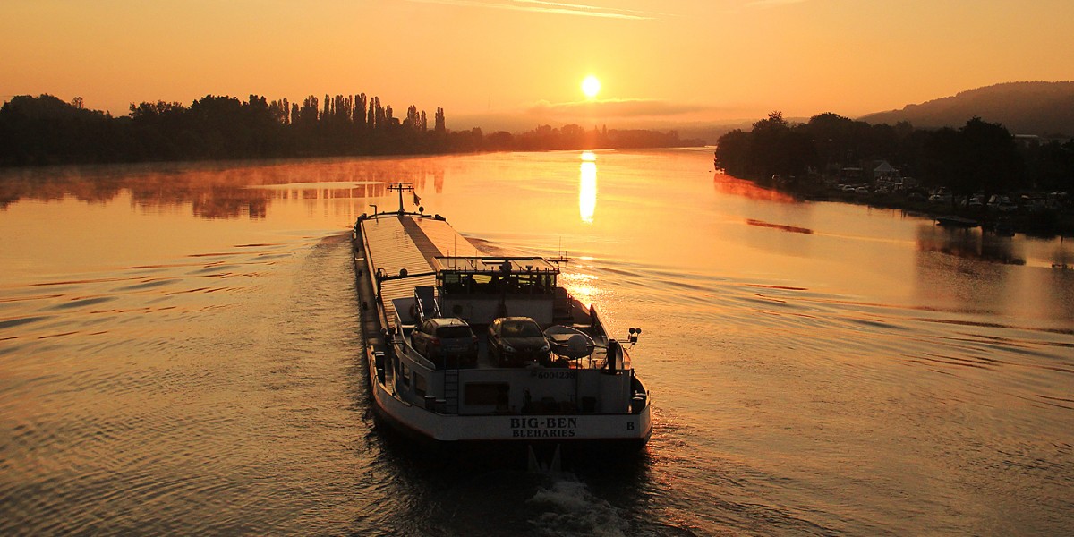 Die BIG-BEN Bleharie am 24.06.2012 gegen 06:00 Uhr auf der Mosel. Das Schiff passiert gerade talwärts fahrend die Eisenbahnbrücke bei Konz. 