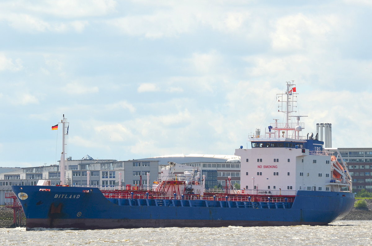 Die Bitland IMO-Nummer:9133599 Flagge:Niederlande Länge:106.0m Breite16.0m Baujahr:1995 Bauwerft:De Biesbosh,Dordrecht Niederlande aufgenommen beim einlaufen nach Hamburg vor Teufelsbrück am 17.06.17