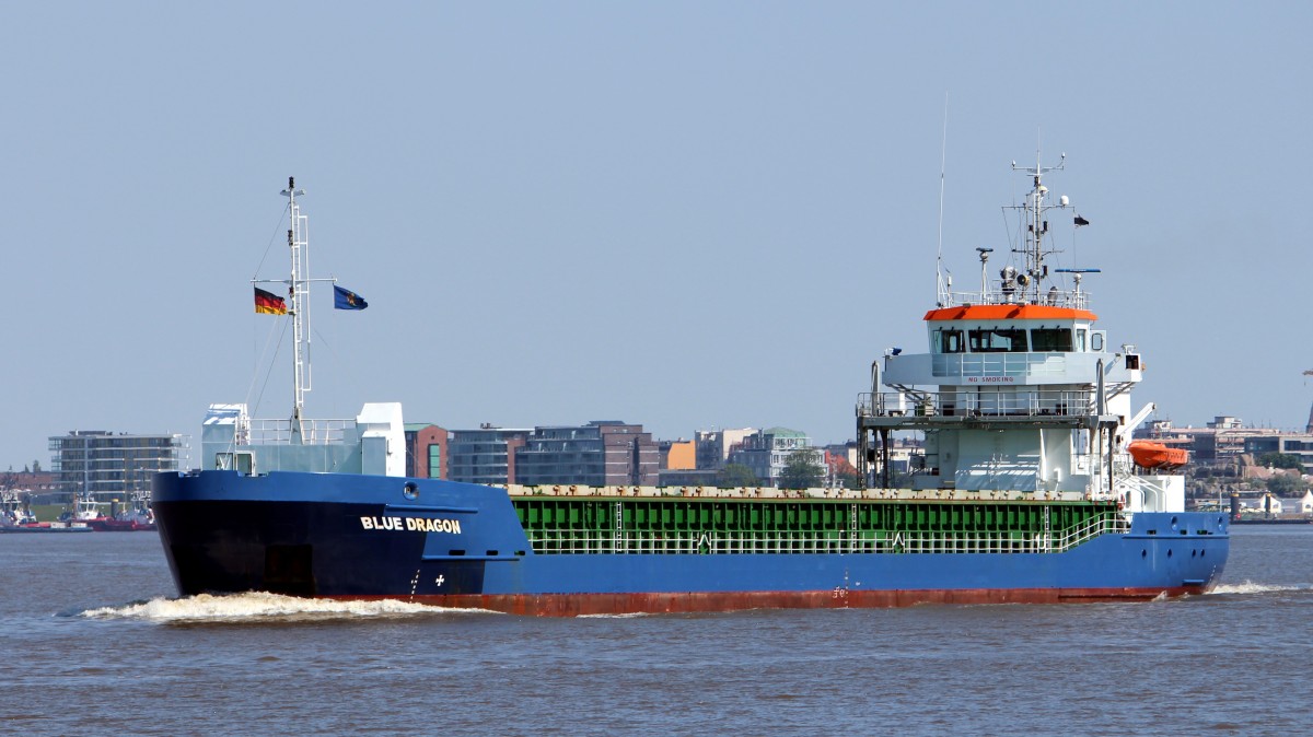 Die Blue Dragon am 07.06.2013 vor Bremerhaven. Baujahr 2007, 88m lang, 12m breit, Tiefgang 5,3m.