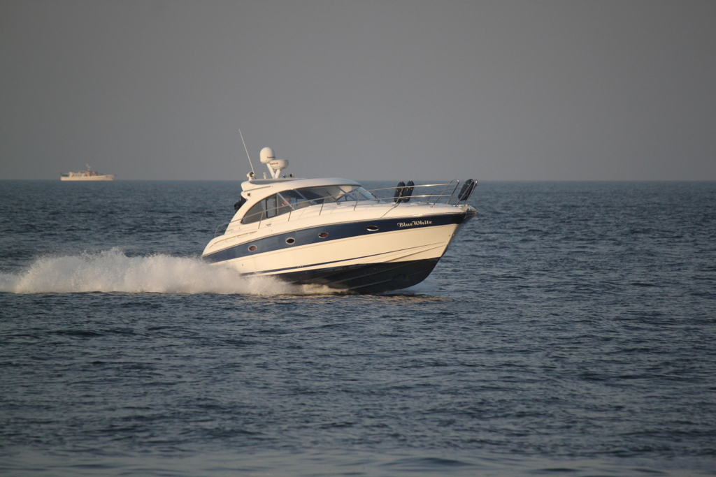 Die Blue White beim Einlaufen am Abend des 06.10.2018 in Warnemünde. 