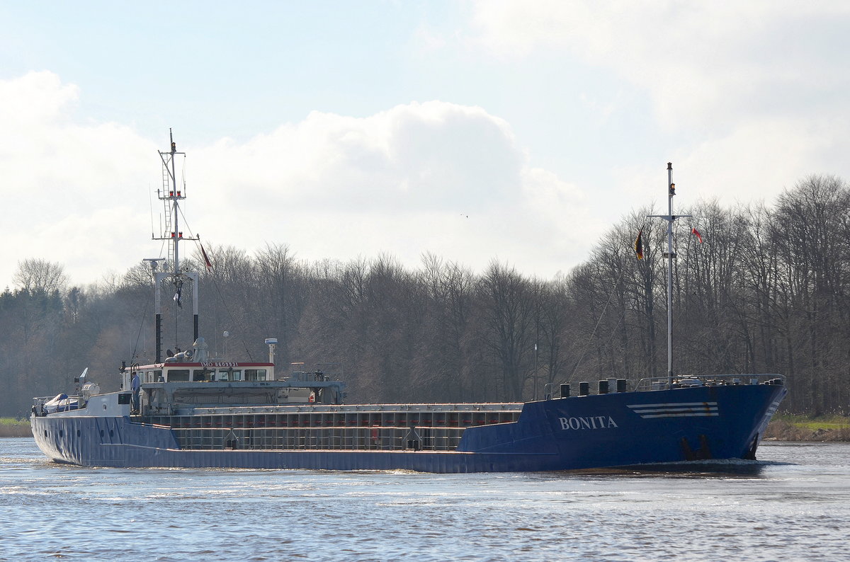 Die Bonita IMO-Nummer:8609931 Flagge:Lettland Länge:66.0m Breite:11.0m Baujahr:1987 Bauwerft:Ferus Smit Scheepswerf,Hoogezand Niederlande am 02.04.17 im Nord-Ostsee-Kanal bei Fischerhütte aufgenommen.