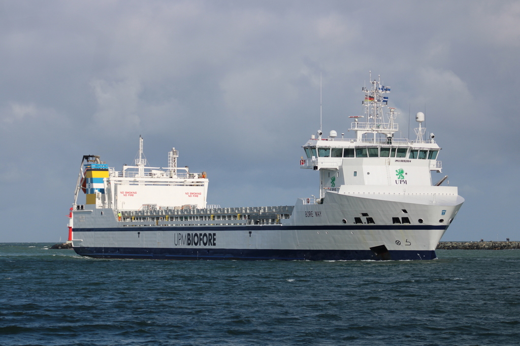 Die Bore Way auf dem Seeweg von Raumo(Rauma)nach Rostock beim Einlaufen in Warnemünde.03.10.2022