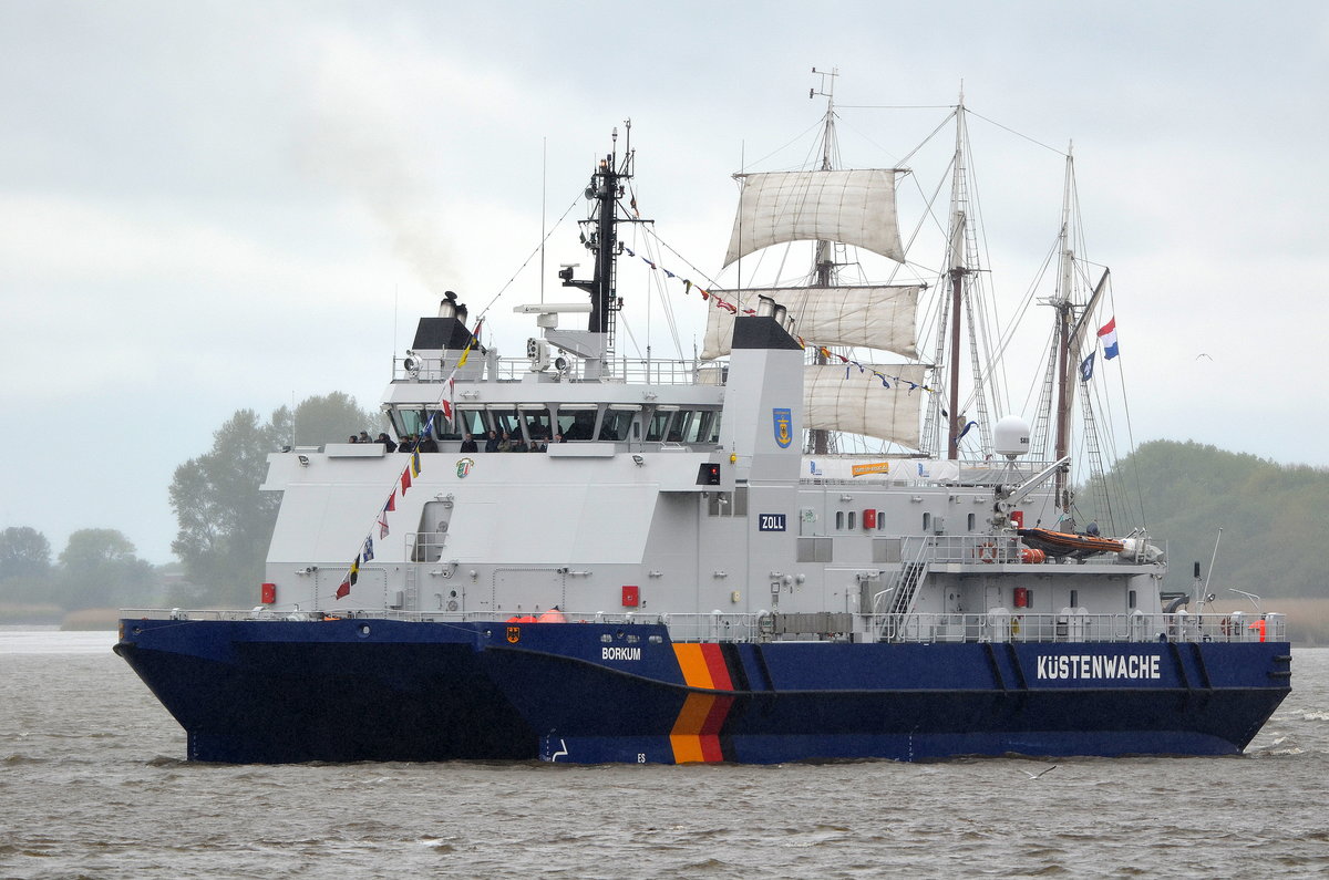 Die Borkum IMO-Nummer:9500376 Flagge:Deutschland Länge:50.0m Breite:19.0m Baujahr:2009 Bauwerft:Emder Werft und Dockbetriebe GmbH,Emden Deutschland bei der Einlaufparade zum 830 Hamburger Hafengeburtstag am 10.05.19 